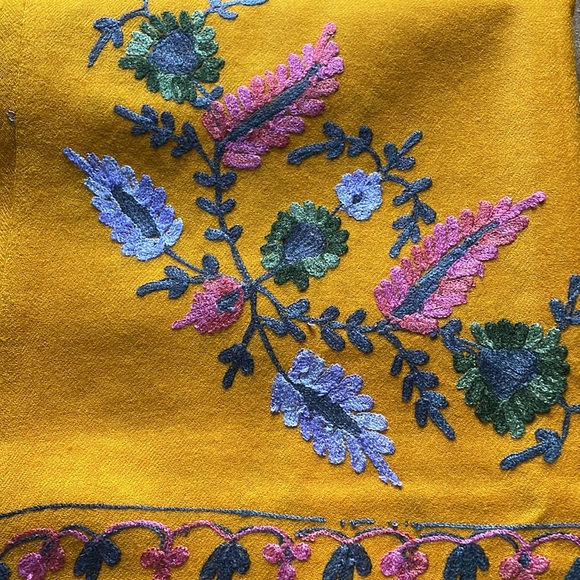 Indian brand Kashmiri shawl. Beautiful mustard color with pink, blue and mixed. - Picture 7 of 8